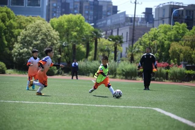 记者：朗尼克入职后米兰专注于引进25岁以下球员，培养几年后卖出